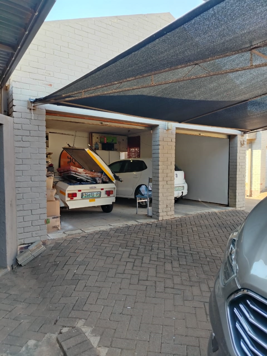 2 Bedroom Property for Sale in Langenhovenpark Free State